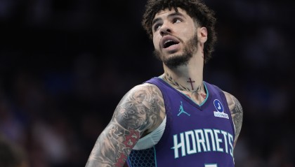 BetVictor伟德官方网站-虎头蛇尾！拉梅洛·鲍尔24中12&amp;三分15中6空砍36+5+6 末节零分