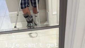 BetVictor伟德-15岁小鲁尼社媒晒照拄拐：生活无法比这更糟糕了